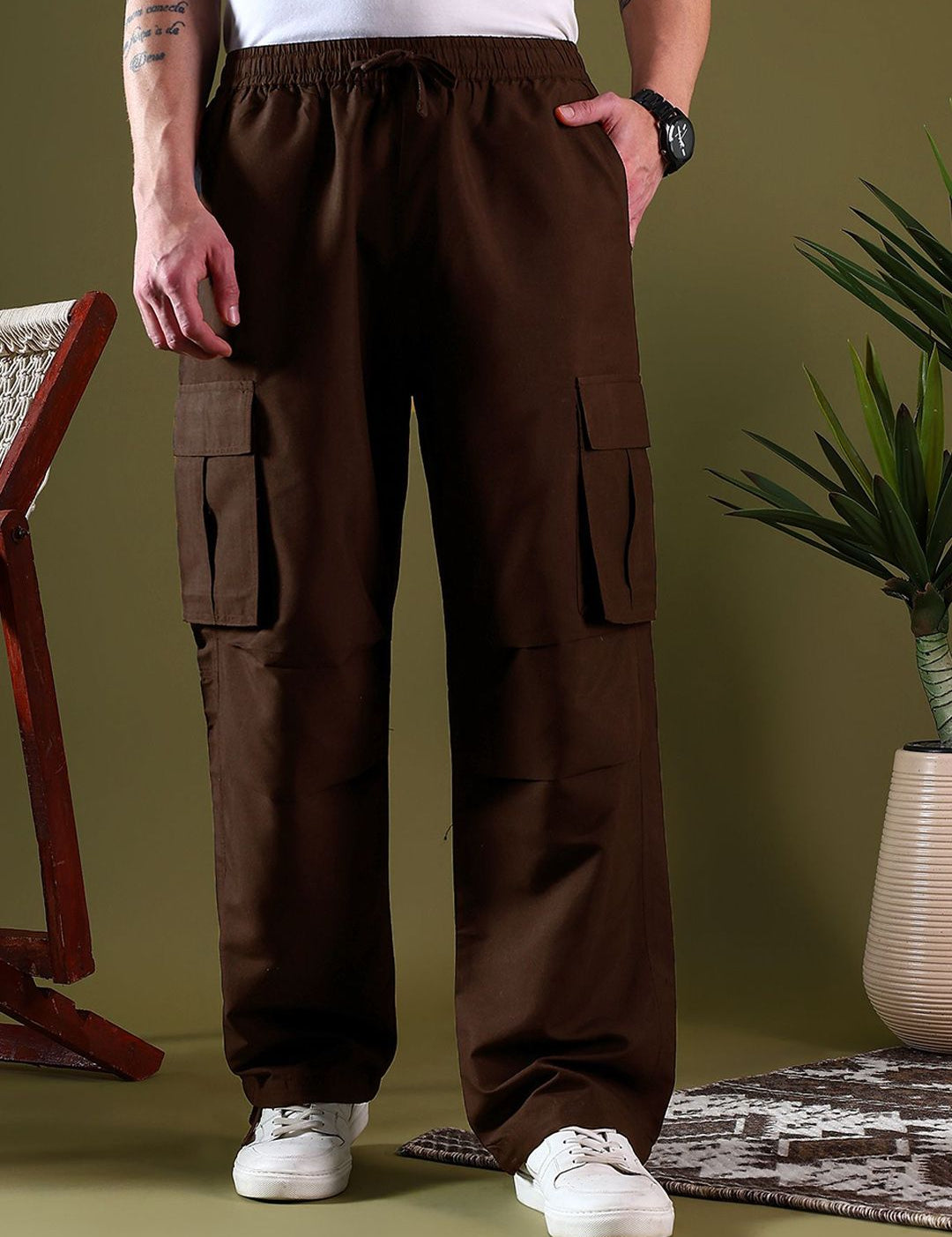 Kotty Men Relaxed Low-Rise Easy Wash Pleated Cargos Trousers