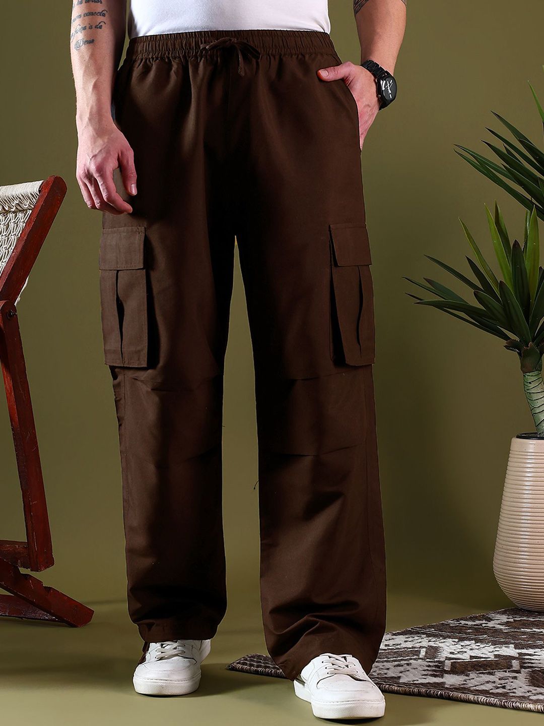 Kotty Men Relaxed Low-Rise Easy Wash Pleated Cargos Trousers