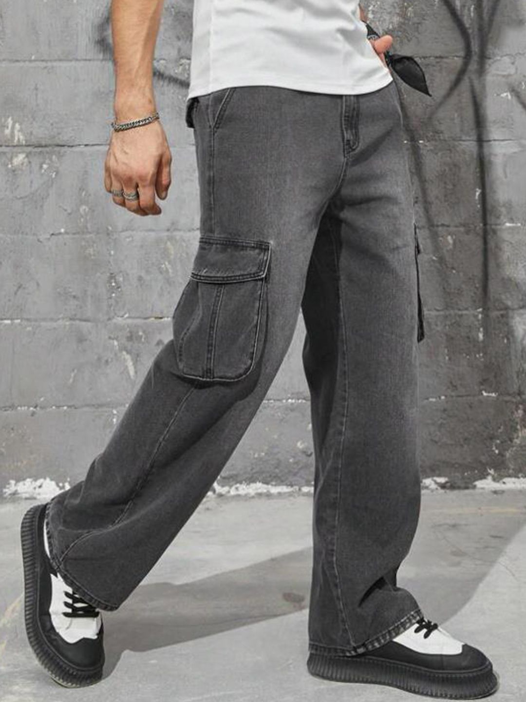 Kotty Men Jean Low-Rise Clean Look Light Fade Stretchable Cargo Jeans