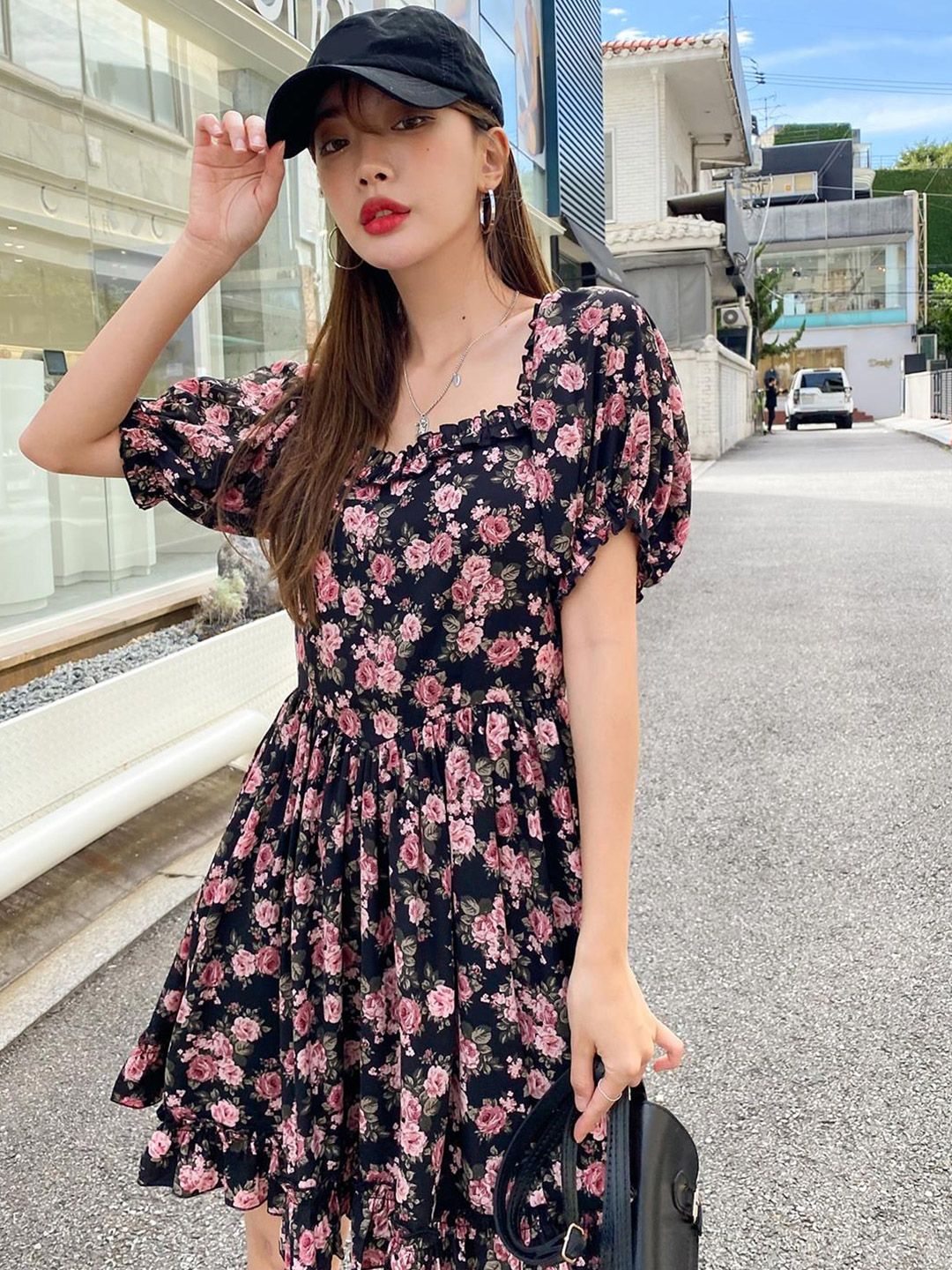 Kotty Black & Pink Floral Printed Sweetheart Neck Puff Sleeves Crepe Fit & Flare Dress