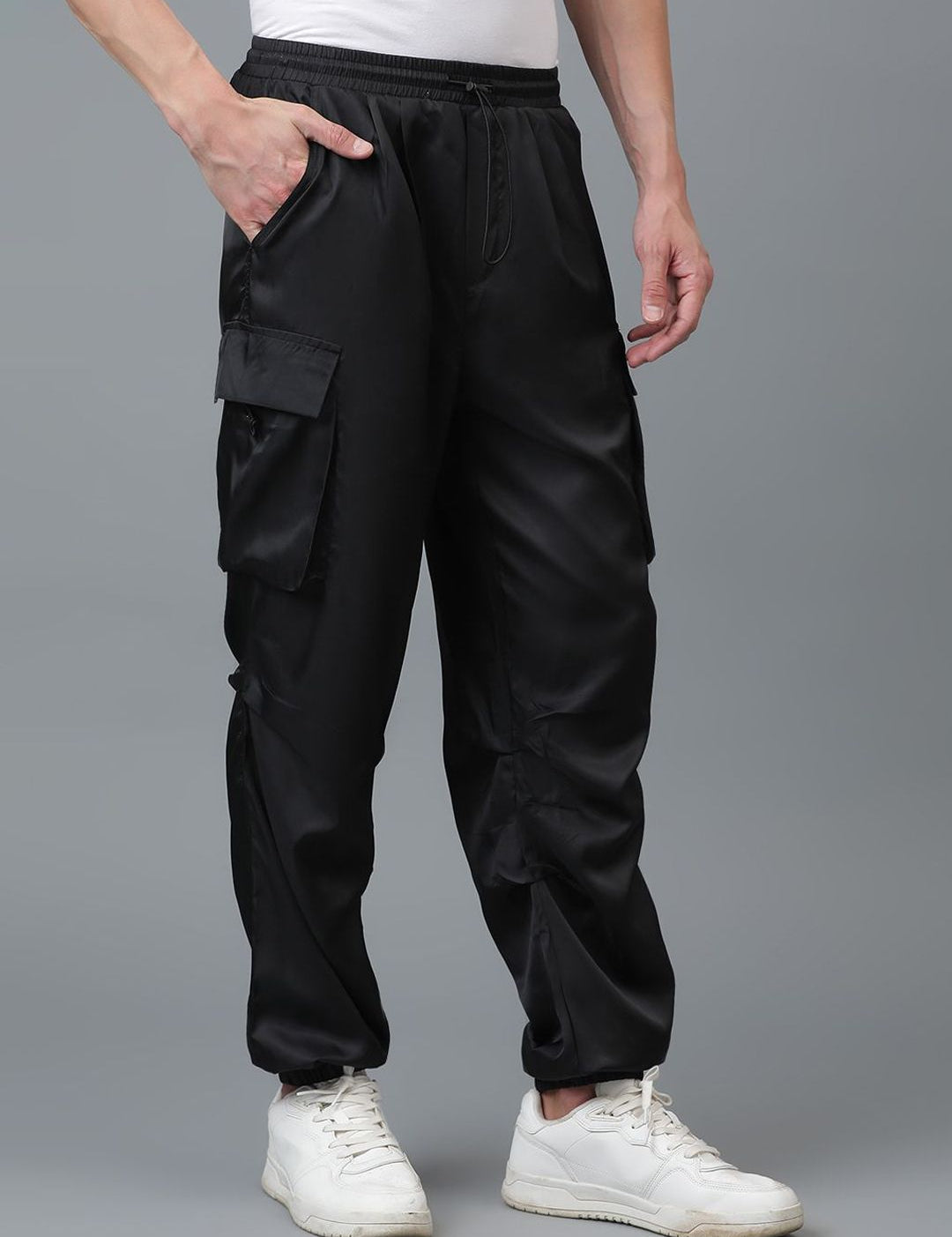 Kotty Men Relaxed Low-Rise Easy Wash Pleated Cargo Trousers