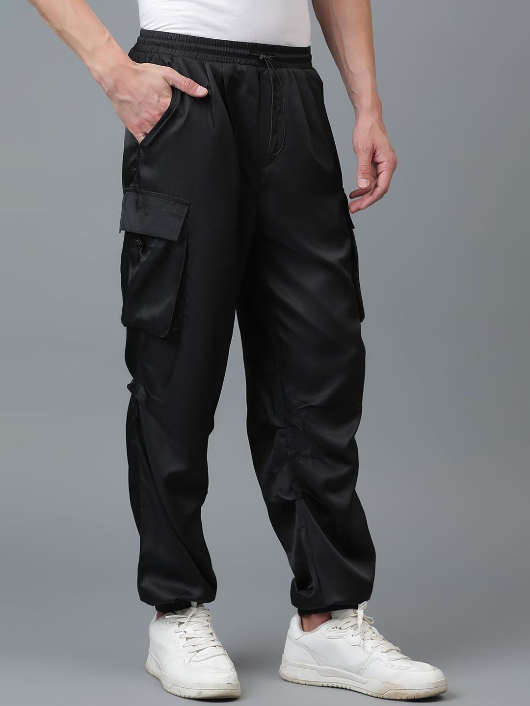Kotty Men Relaxed Low-Rise Easy Wash Pleated Cargo Trousers
