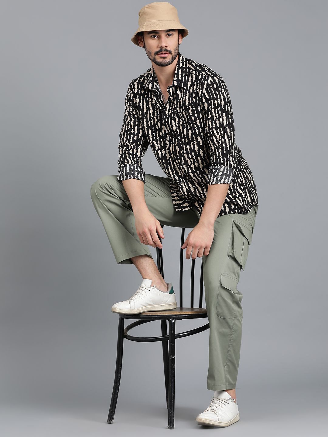 Kotty Black & Cream Abstract Printed Spread Collar Relaxed Fit Casual Shirt