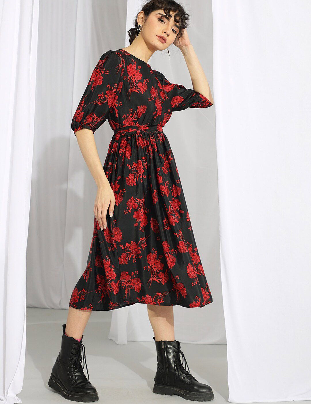 Kotty Black & Red Floral Printed Fit & Flare Midi Dress With Belt