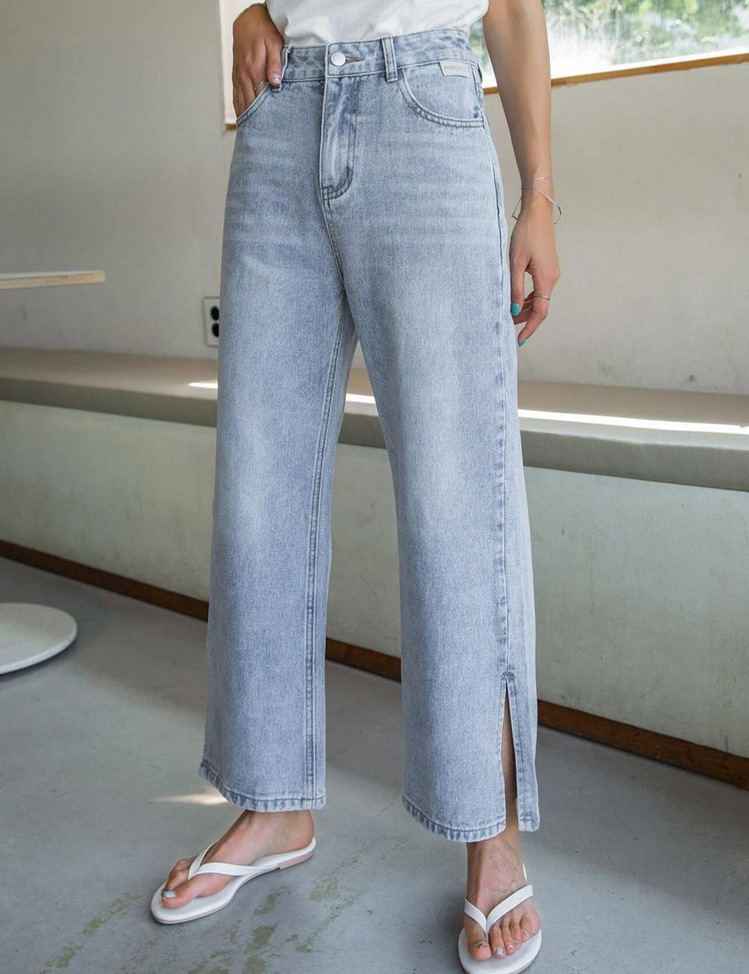 Kotty Women Blue Jean Straight Fit High-Rise Slash Knee Light Fade Stretchable Jeans