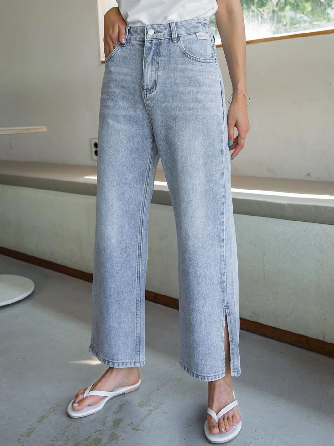 Kotty Women Blue Jean Straight Fit High-Rise Slash Knee Light Fade Stretchable Jeans