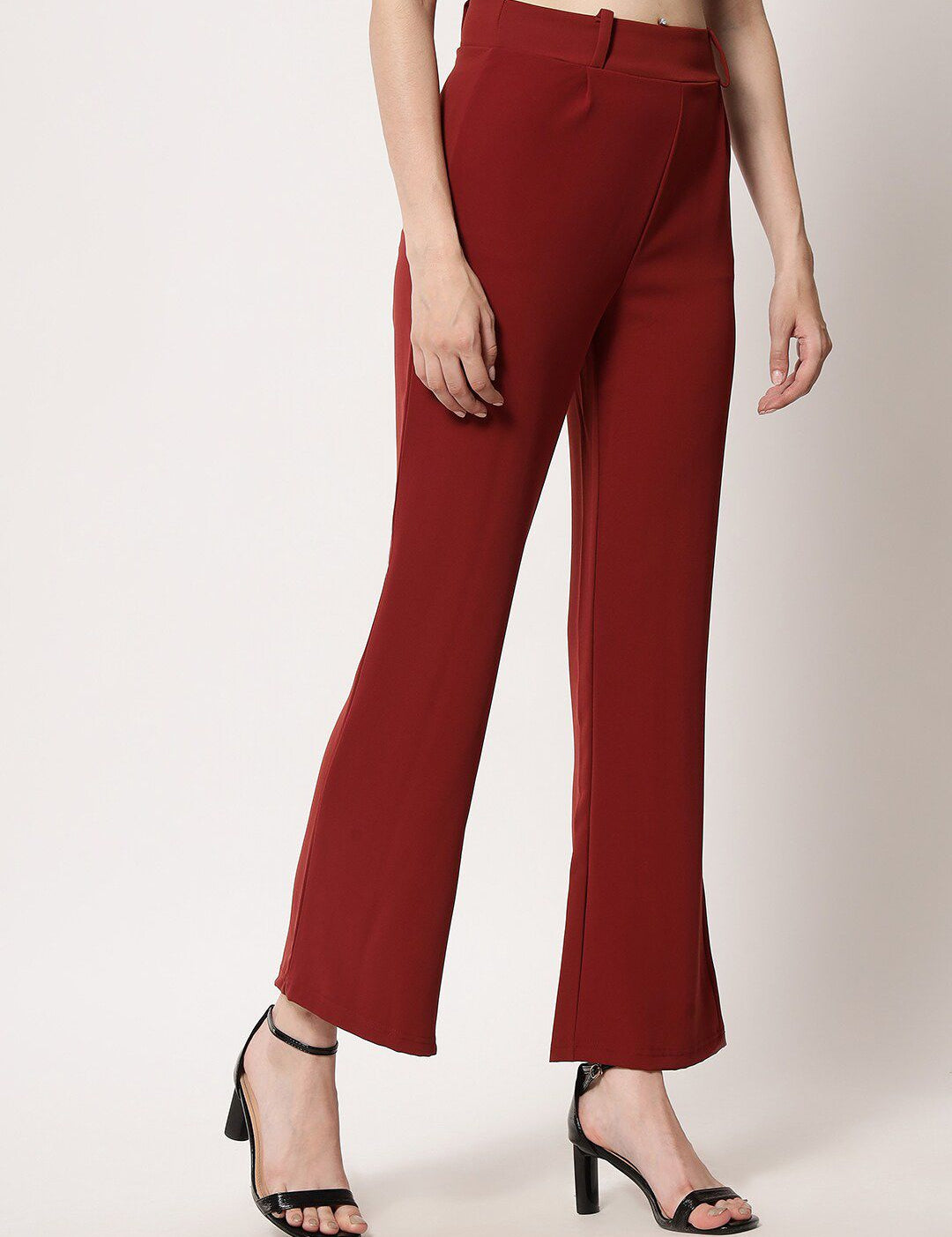Kotty Women Relaxed Straight Leg Straight Fit High-Rise Easy Wash Pleated Trousers