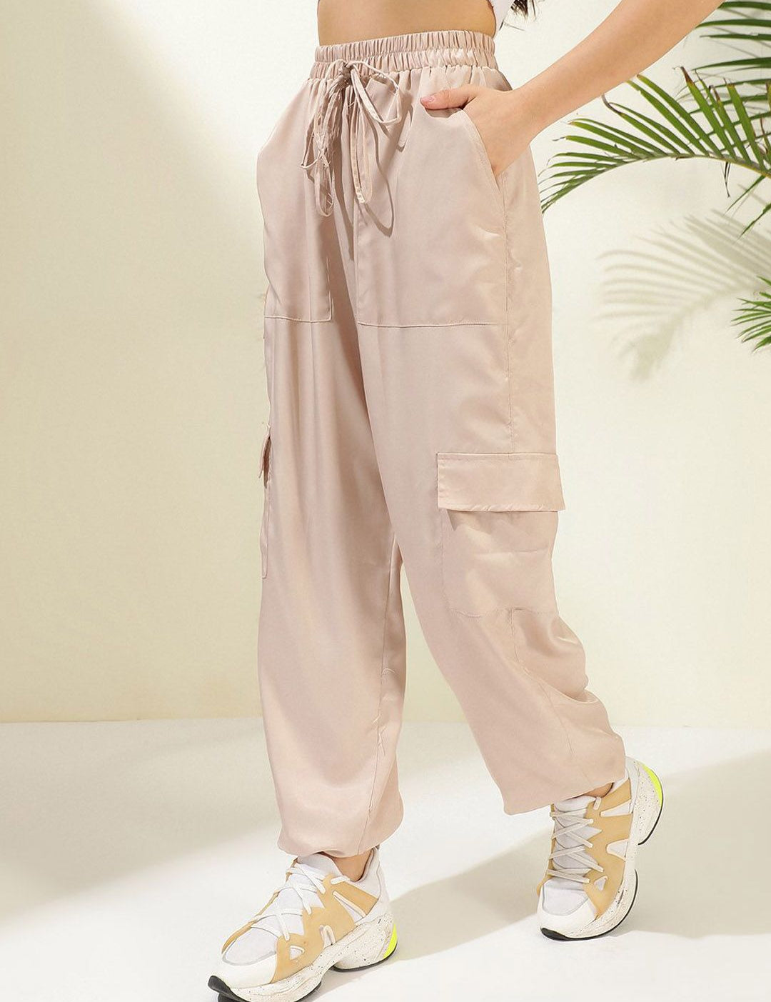 Kotty Women Solid Relaxed Mid-Rise Easy Wash Cargos Trousers