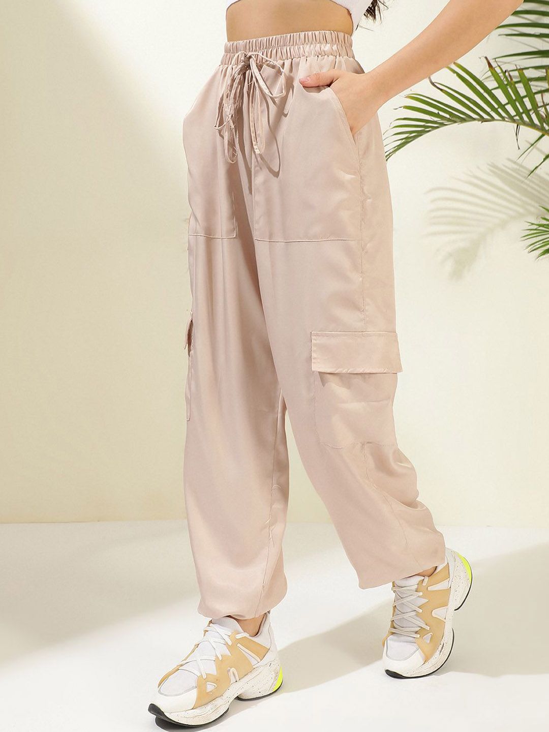 Kotty Women Solid Relaxed Mid-Rise Easy Wash Cargos Trousers