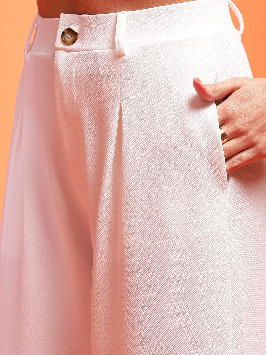 Kotty Women Solid Relaxed Straight Fit Mid-Rise Pleated Parallel Trousers