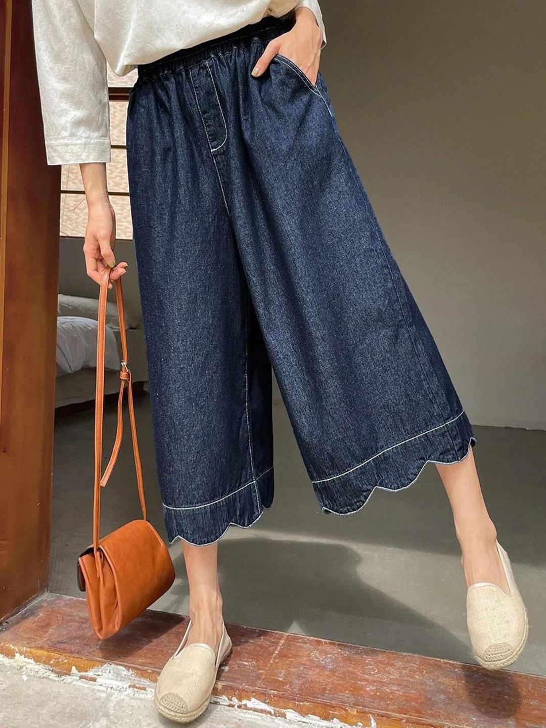 Kotty Women Flared High-Rise Clean Look Cropped Stretchable Jeans