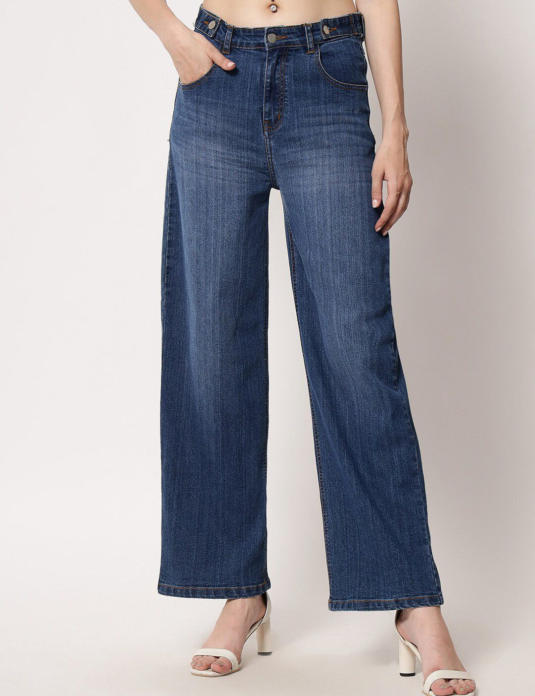 Kotty Women Blue Jean Straight Fit Low-Rise Light Fade Stretchable Jeans