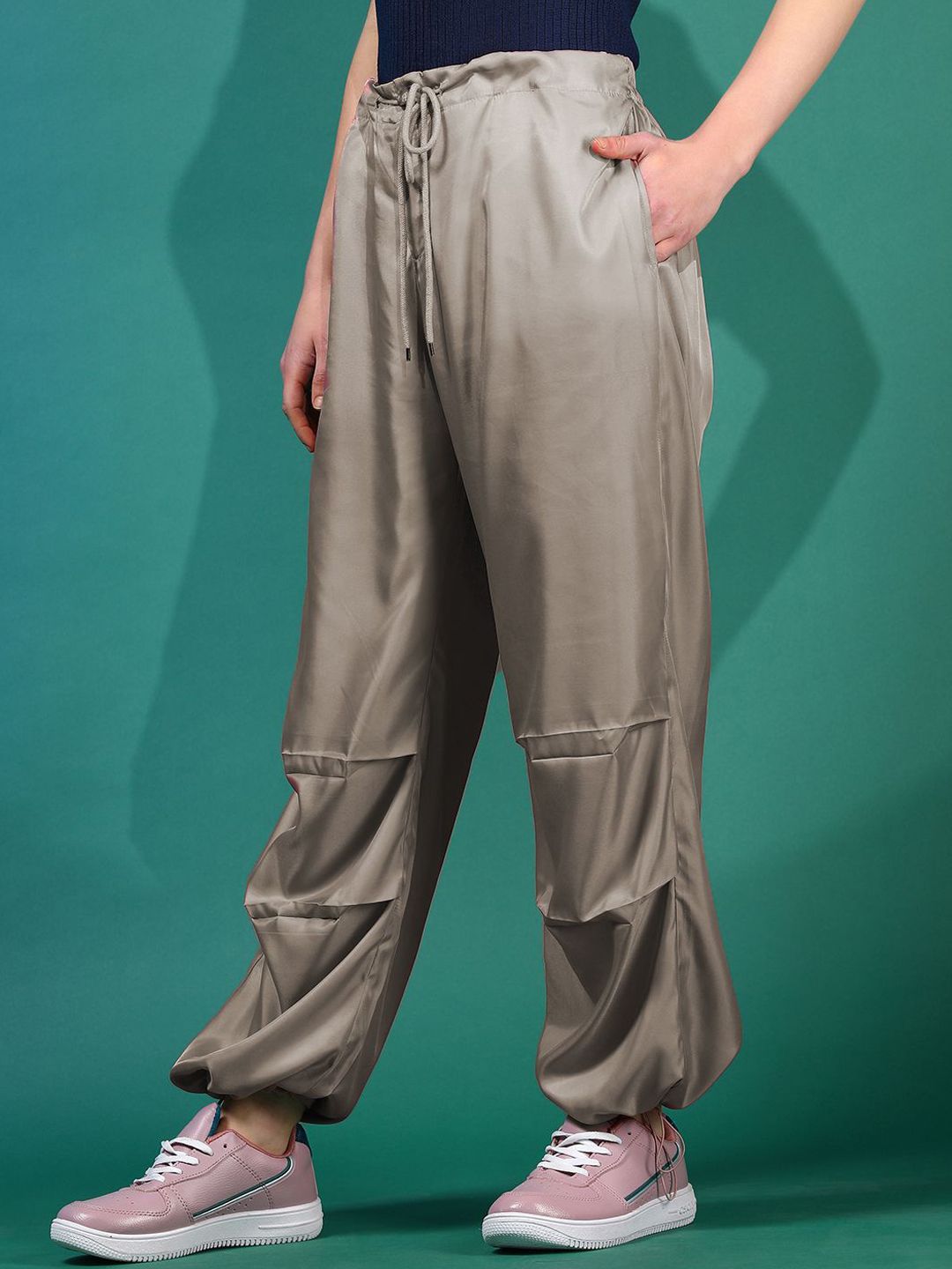 Kotty Women Relaxed High-Rise Pleated Trousers