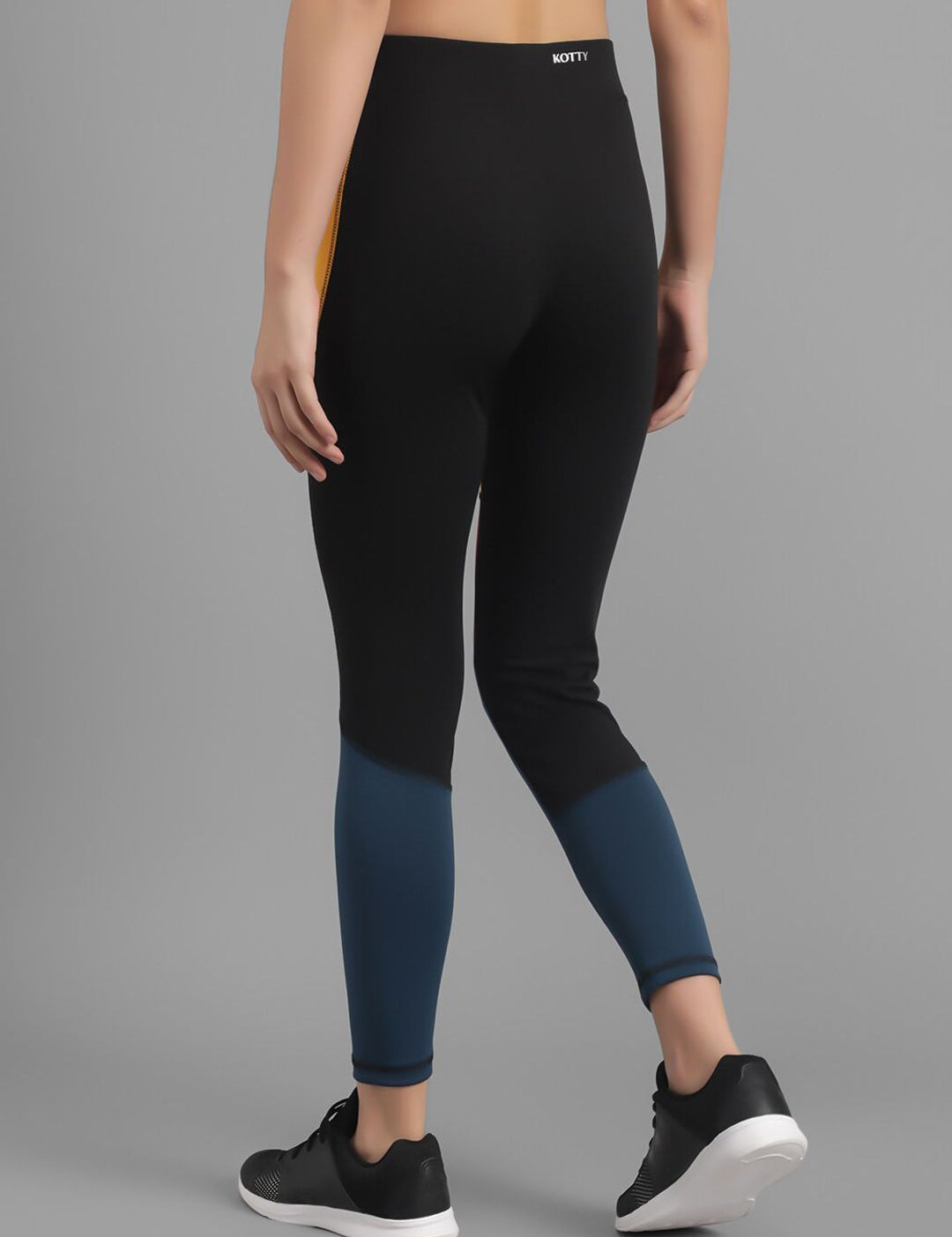 Kotty Women Maroon & Black Colorblocked Seamless Tights