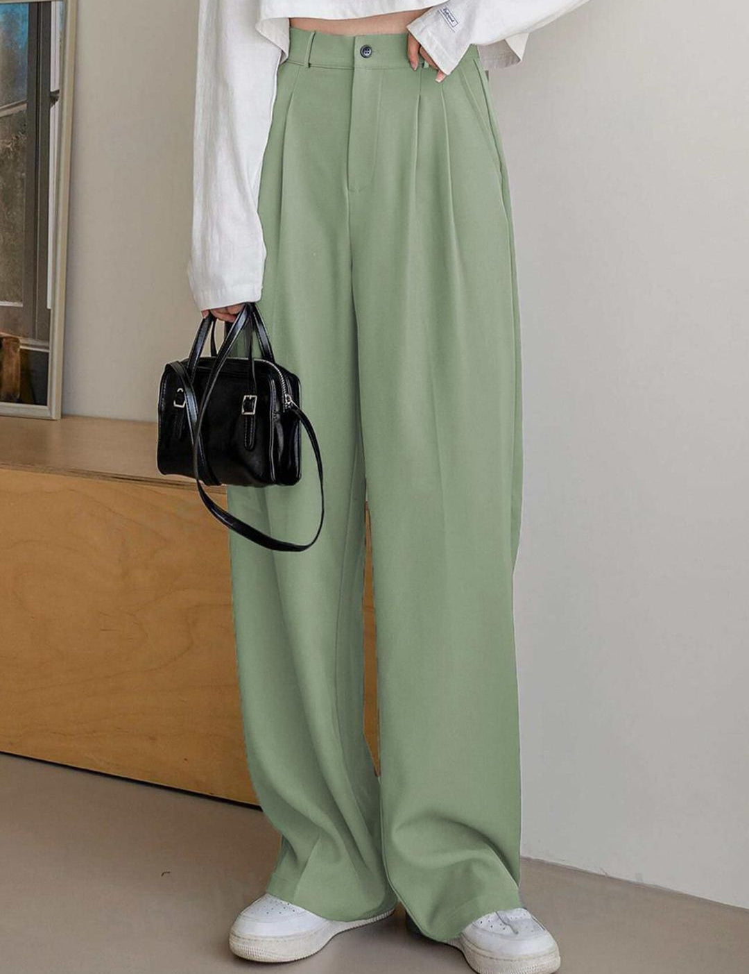 Kotty Women Relaxed Straight Leg Straight Fit High-Rise Easy Wash Pleated Trousers