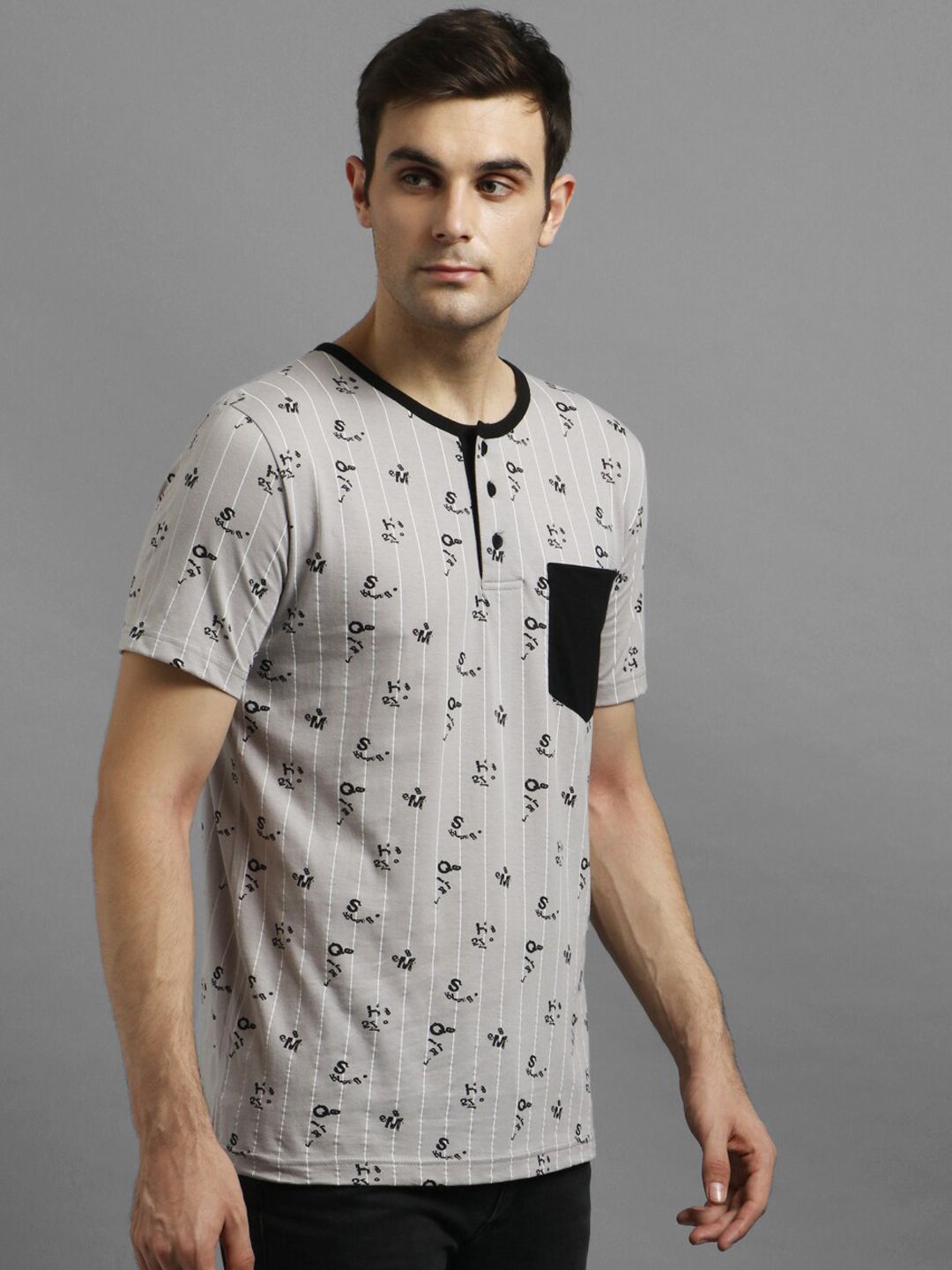 Kotty Men Grey & Black Printed Henley Neck T-shirt