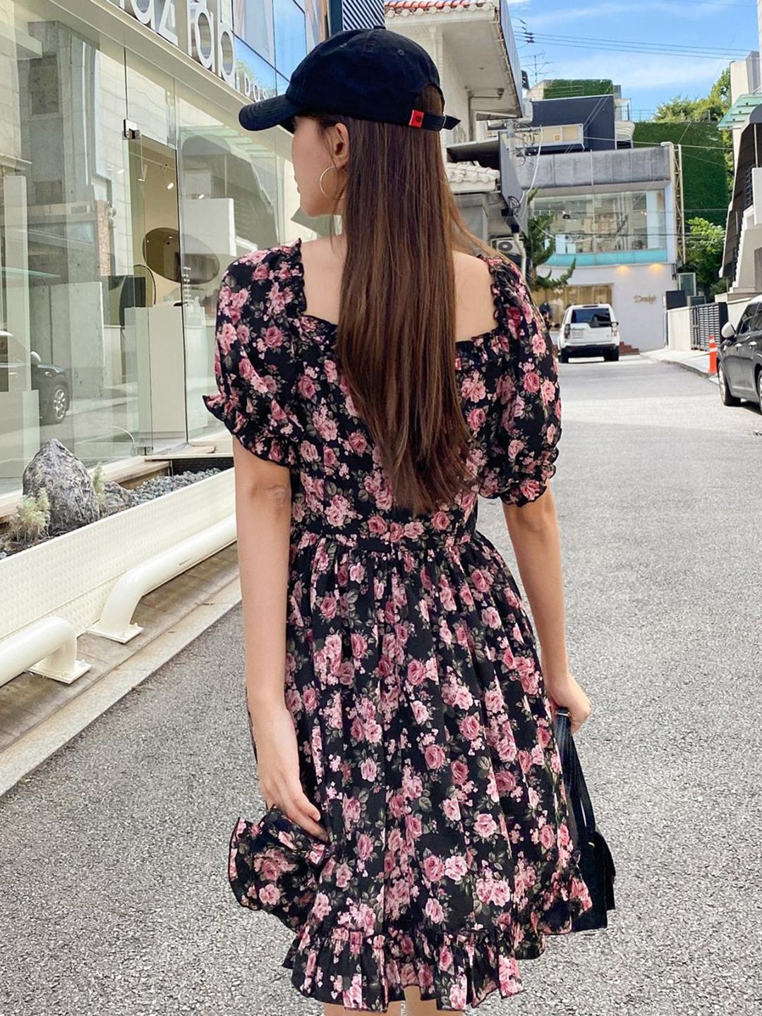 Kotty Black & Pink Floral Printed Sweetheart Neck Puff Sleeves Crepe Fit & Flare Dress