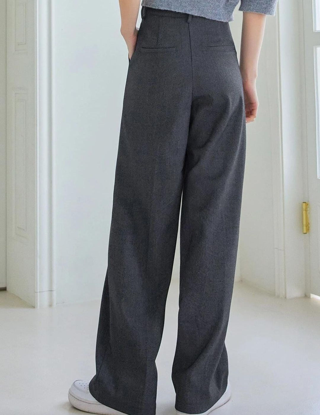 Kotty Women Relaxed Straight Leg Straight Fit Easy Wash Pleated Parallel Trousers