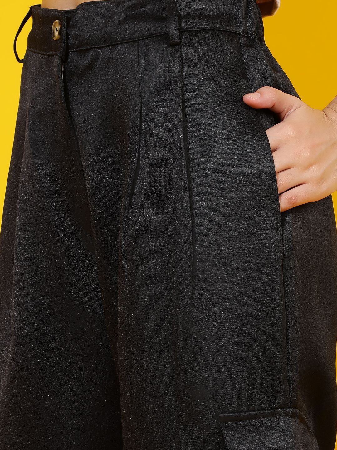 Kotty Women Relaxed Straight Leg Straight Fit High-Rise Easy Wash Pleated Cargos Trousers