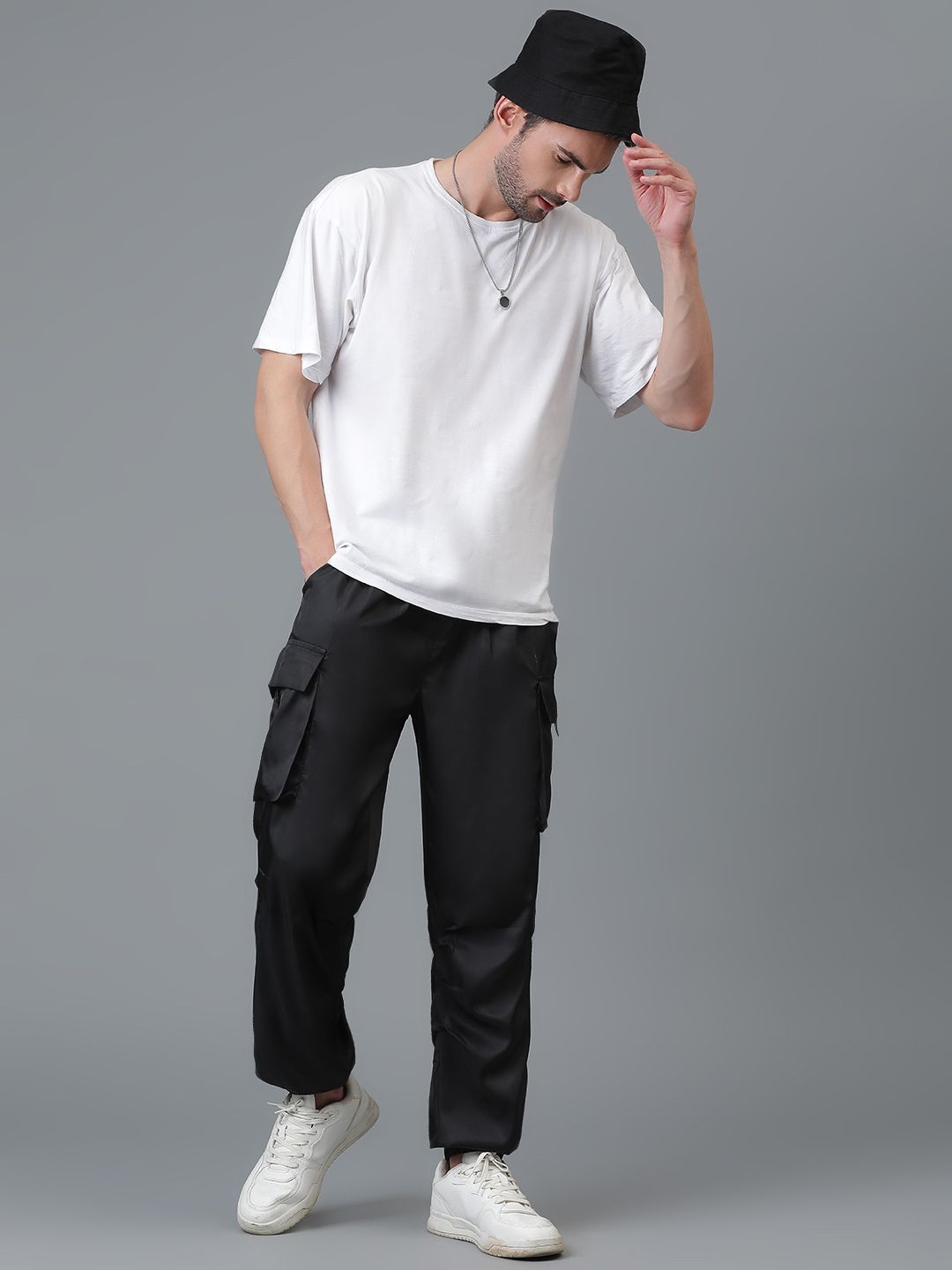 Kotty Men Relaxed Low-Rise Easy Wash Pleated Cargo Trousers