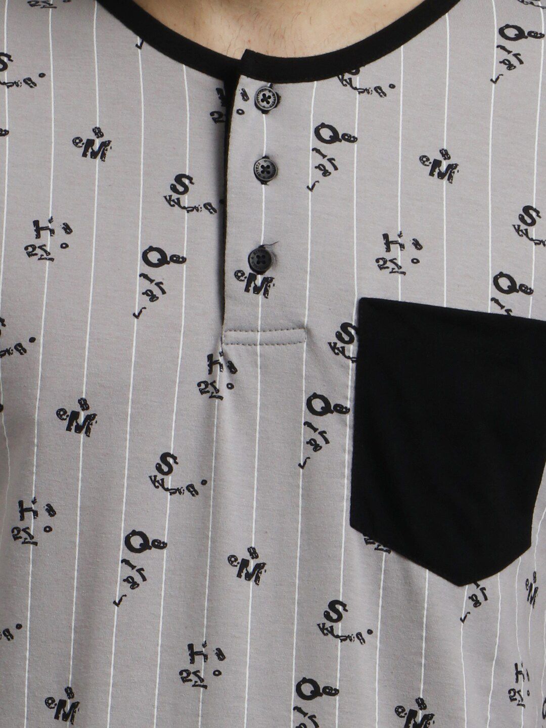 Kotty Men Grey & Black Printed Henley Neck T-shirt