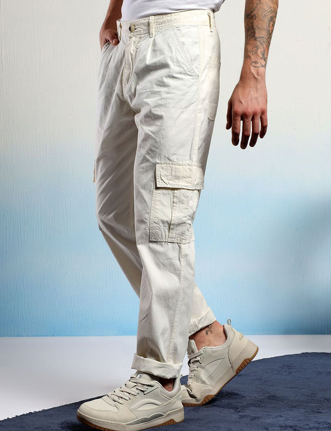 Kotty Men Low-Rise Wrinkle Free Chambray Pleated Cargos Trousers