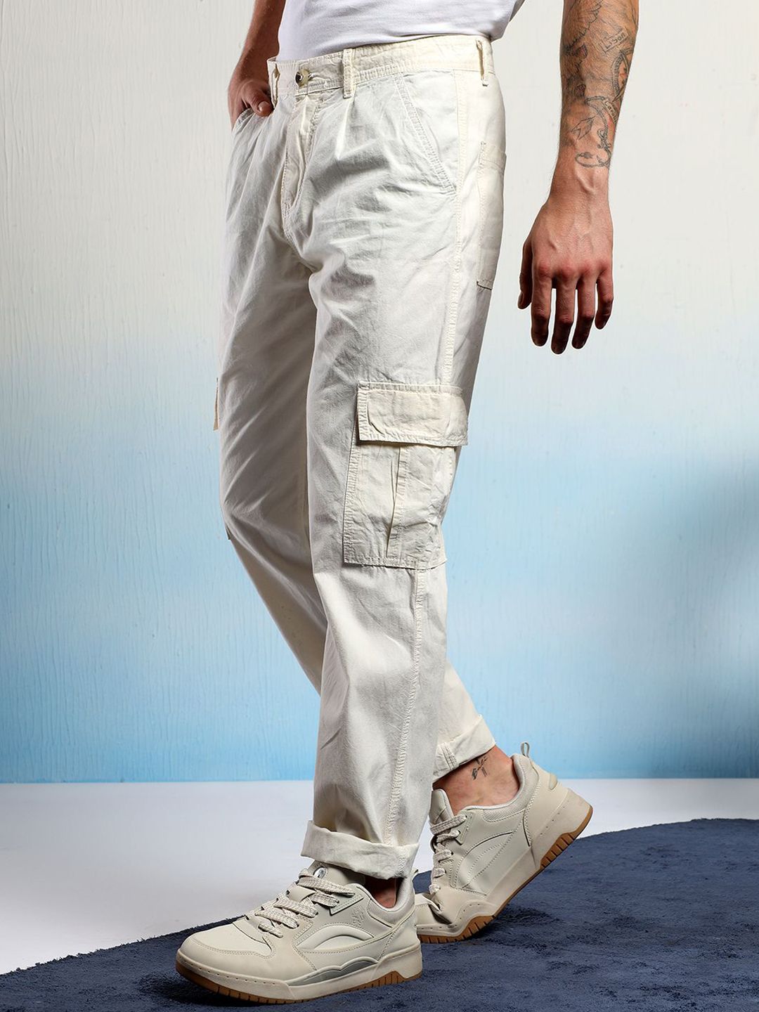 Kotty Men Low-Rise Wrinkle Free Chambray Pleated Cargos Trousers