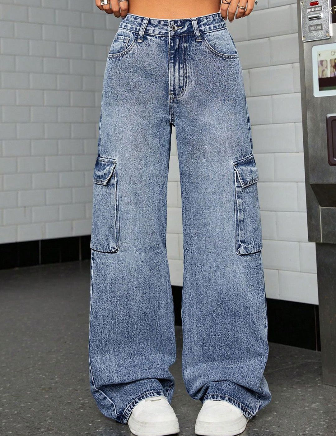 Kotty Women High-Rise Clean Look Light Fade Stretchable Cargo Jeans