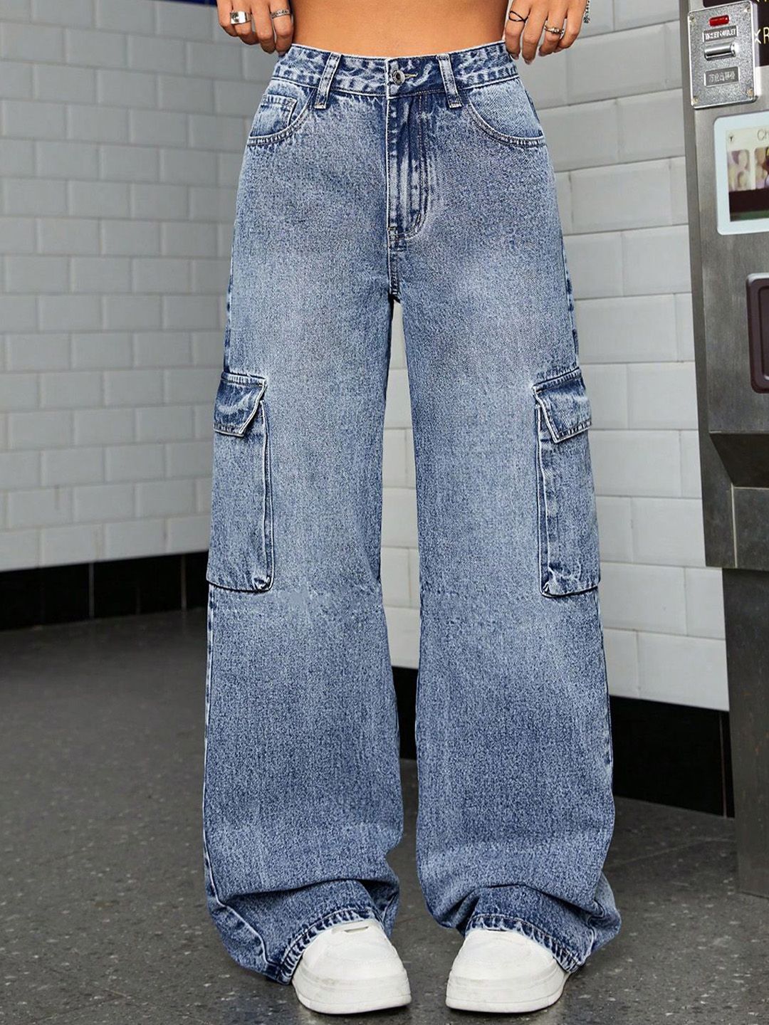 Kotty Women High-Rise Clean Look Light Fade Stretchable Cargo Jeans