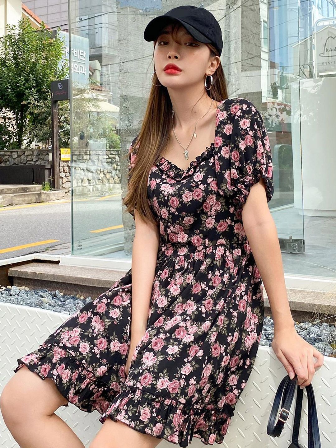 Kotty Black & Pink Floral Printed Sweetheart Neck Puff Sleeves Crepe Fit & Flare Dress