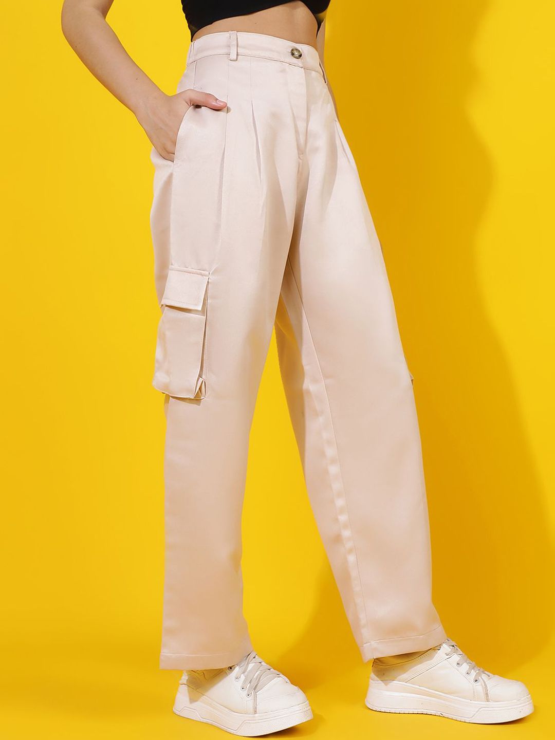 Kotty Women Relaxed Straight Leg Straight Fit High-Rise Easy Wash Pleated Cargos Trousers