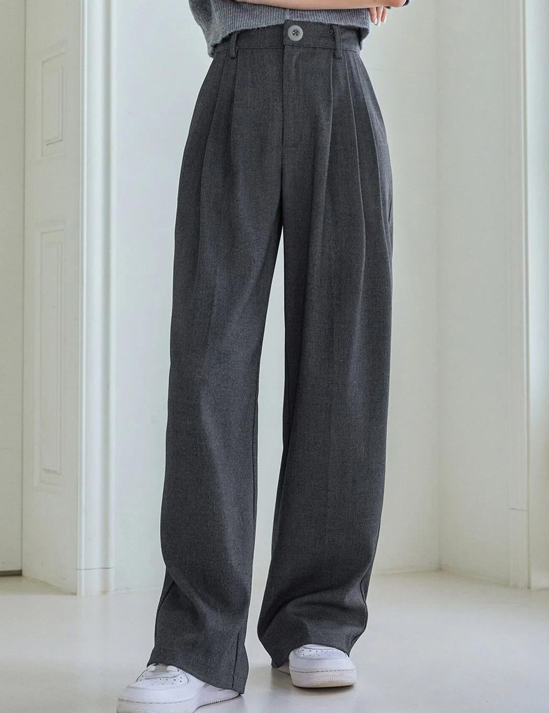 Kotty Women Relaxed Straight Leg Straight Fit Easy Wash Pleated Parallel Trousers