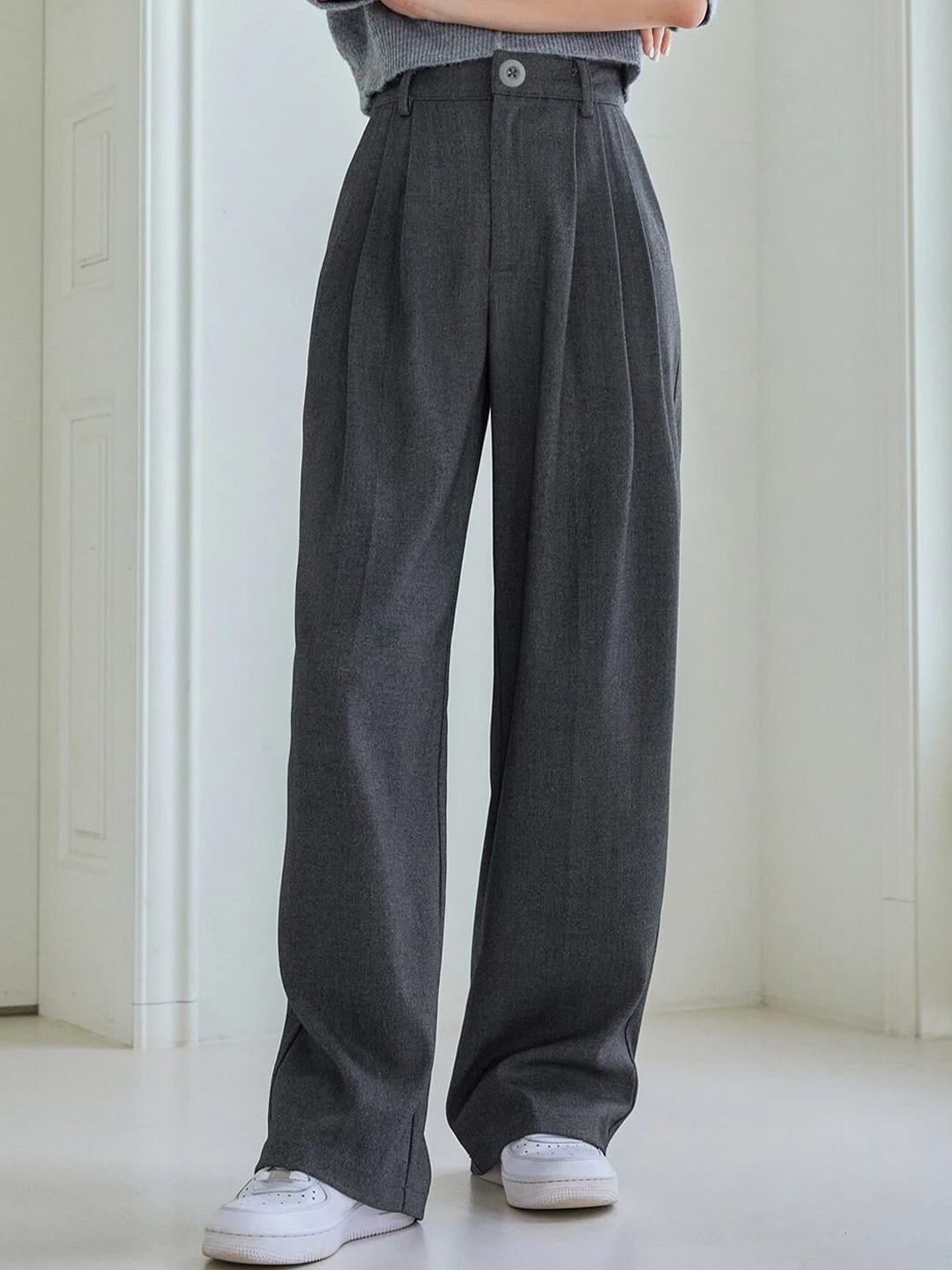 Kotty Women Relaxed Straight Leg Straight Fit Easy Wash Pleated Parallel Trousers