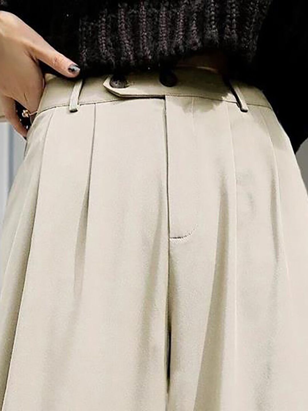 Kotty Women Relaxed Straight Leg Straight Fit High-Rise Easy Wash Pleated Trousers