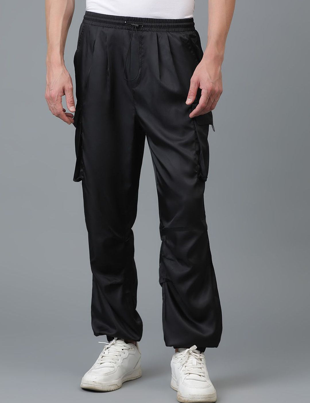Kotty Men Relaxed Low-Rise Easy Wash Pleated Cargo Trousers