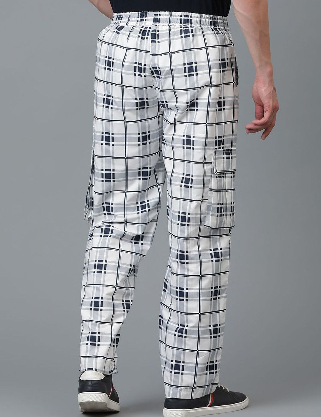 Kotty Men Checked Relaxed Low-Rise Easy Wash Cargo Trousers