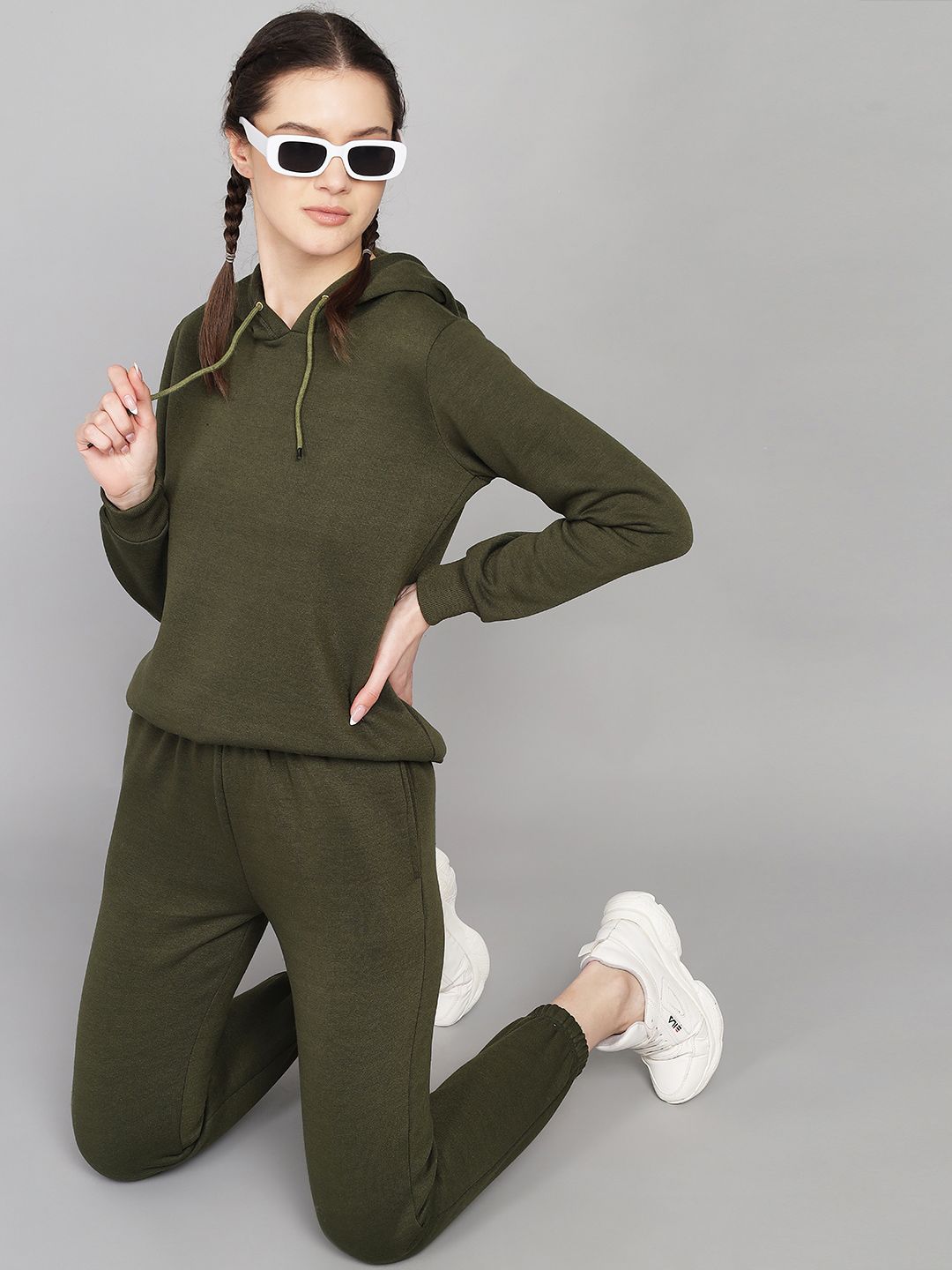 Kotty Women Olive Solid Sweatshirt With Sweatpant