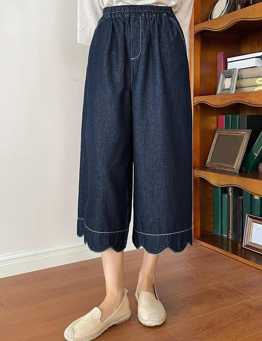 Kotty Women Flared High-Rise Clean Look Cropped Stretchable Jeans