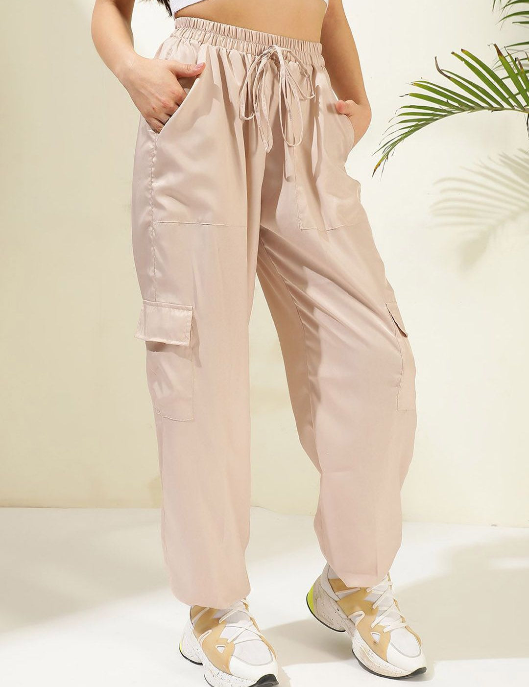 Kotty Women Solid Relaxed Mid-Rise Easy Wash Cargos Trousers