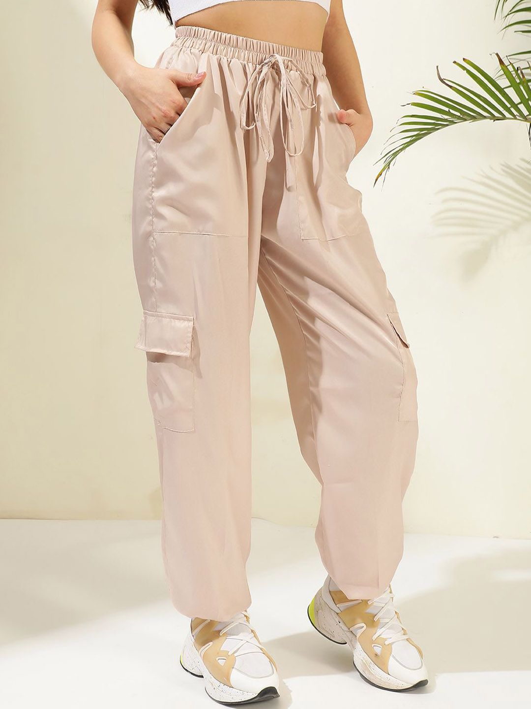 Kotty Women Solid Relaxed Mid-Rise Easy Wash Cargos Trousers