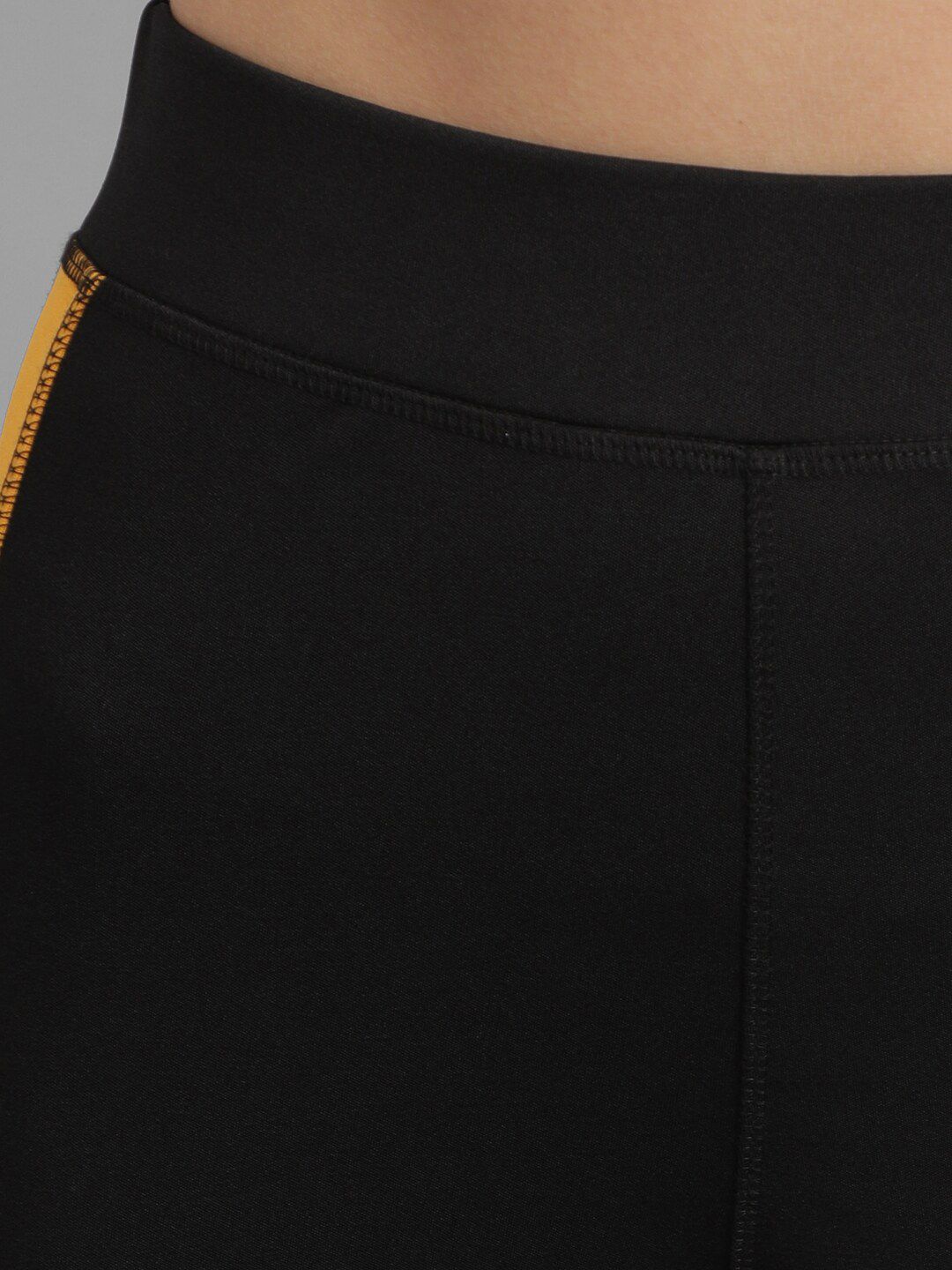 Kotty Women Maroon & Black Colorblocked Seamless Tights