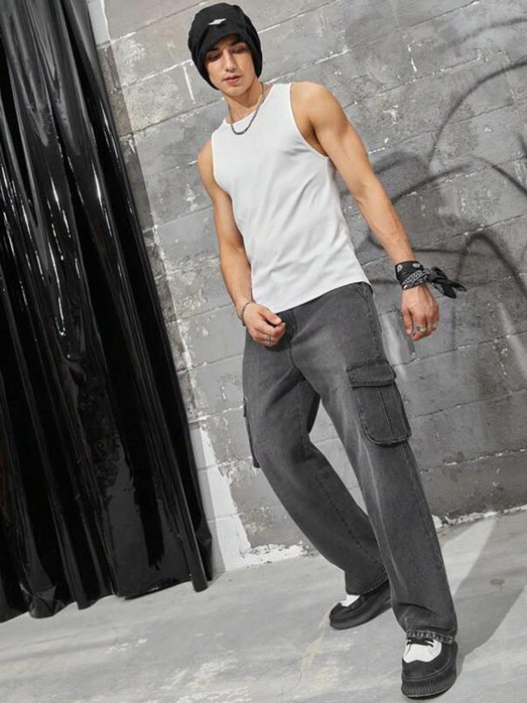 Kotty Men Jean Low-Rise Clean Look Light Fade Stretchable Cargo Jeans