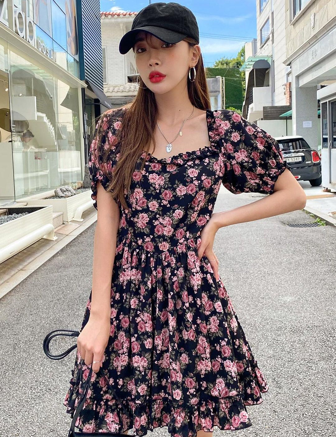 Kotty Black & Pink Floral Printed Sweetheart Neck Puff Sleeves Crepe Fit & Flare Dress