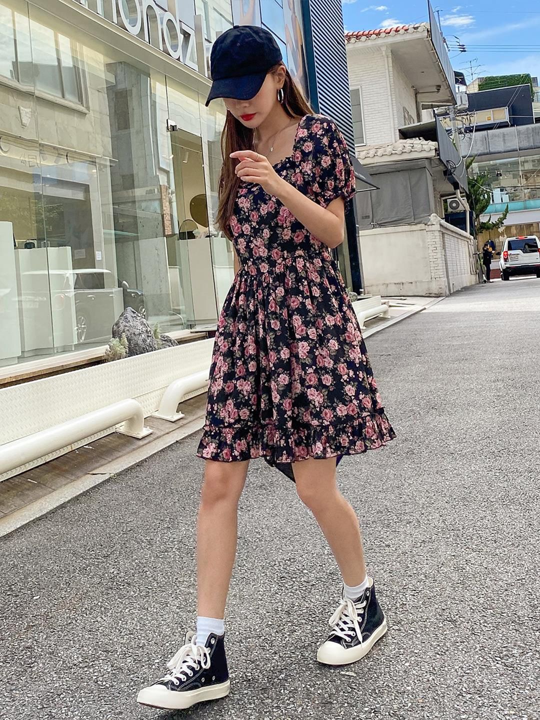 Kotty Navy Blue & Pink Floral Printed Sweetheart Neck Puffed Sleeves Fit & Flare Dress