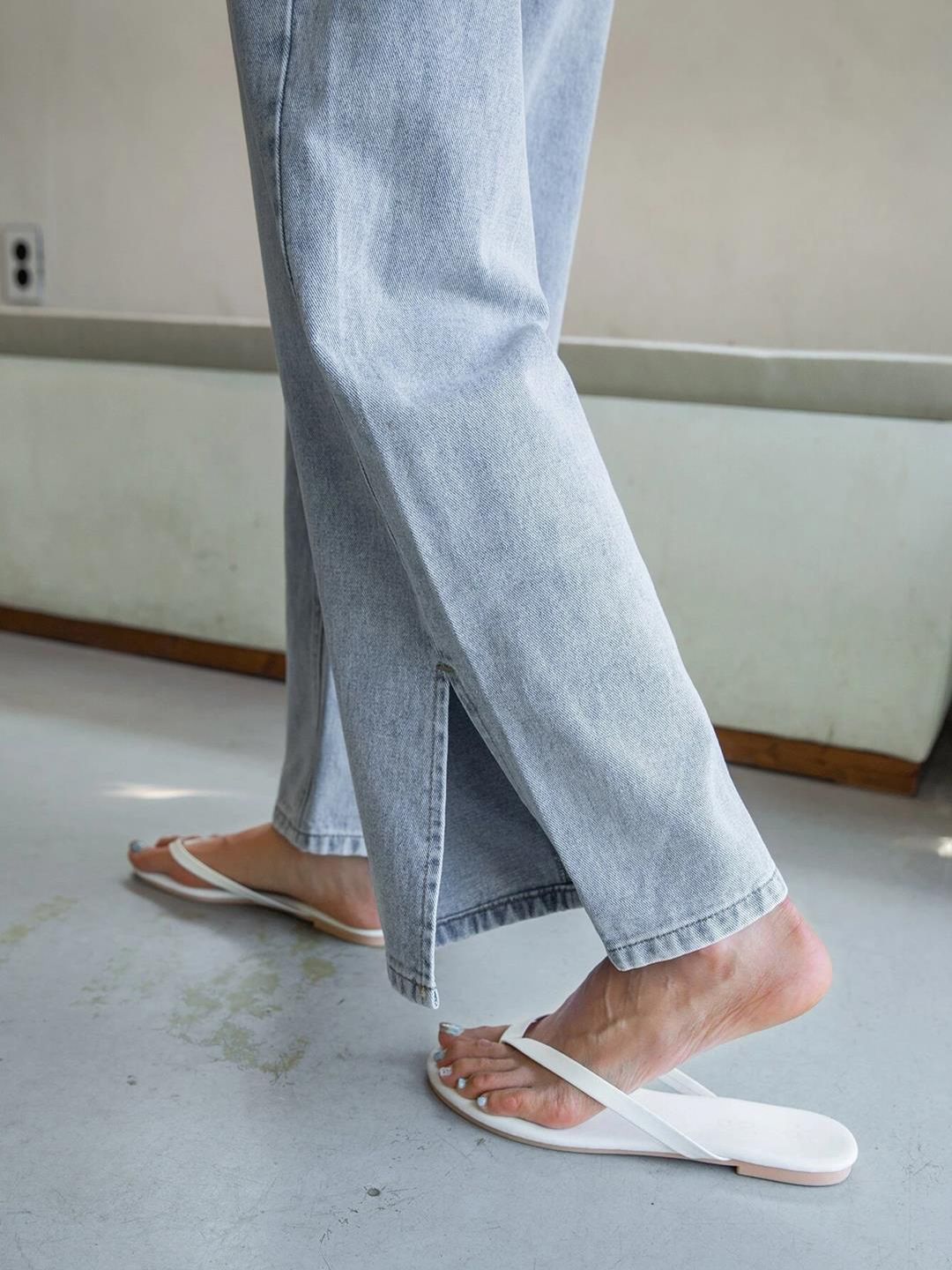 Kotty Women Blue Jean Straight Fit High-Rise Slash Knee Light Fade Stretchable Jeans