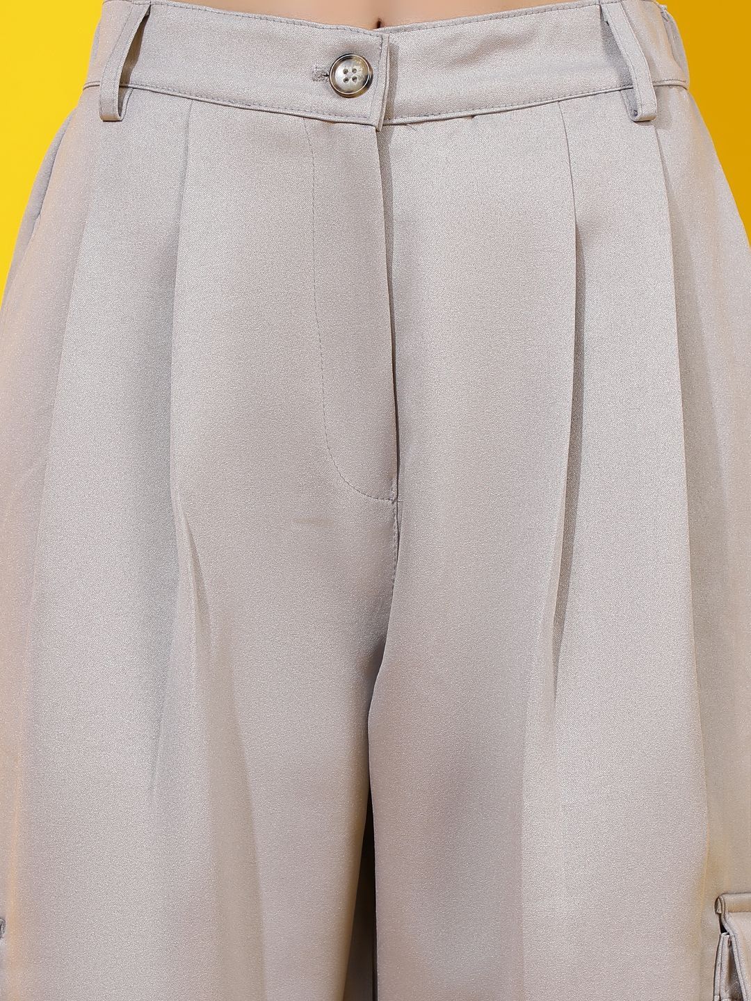 Kotty Women Relaxed Straight Leg Straight Fit High-Rise Easy Wash Pleated Cargos Trousers