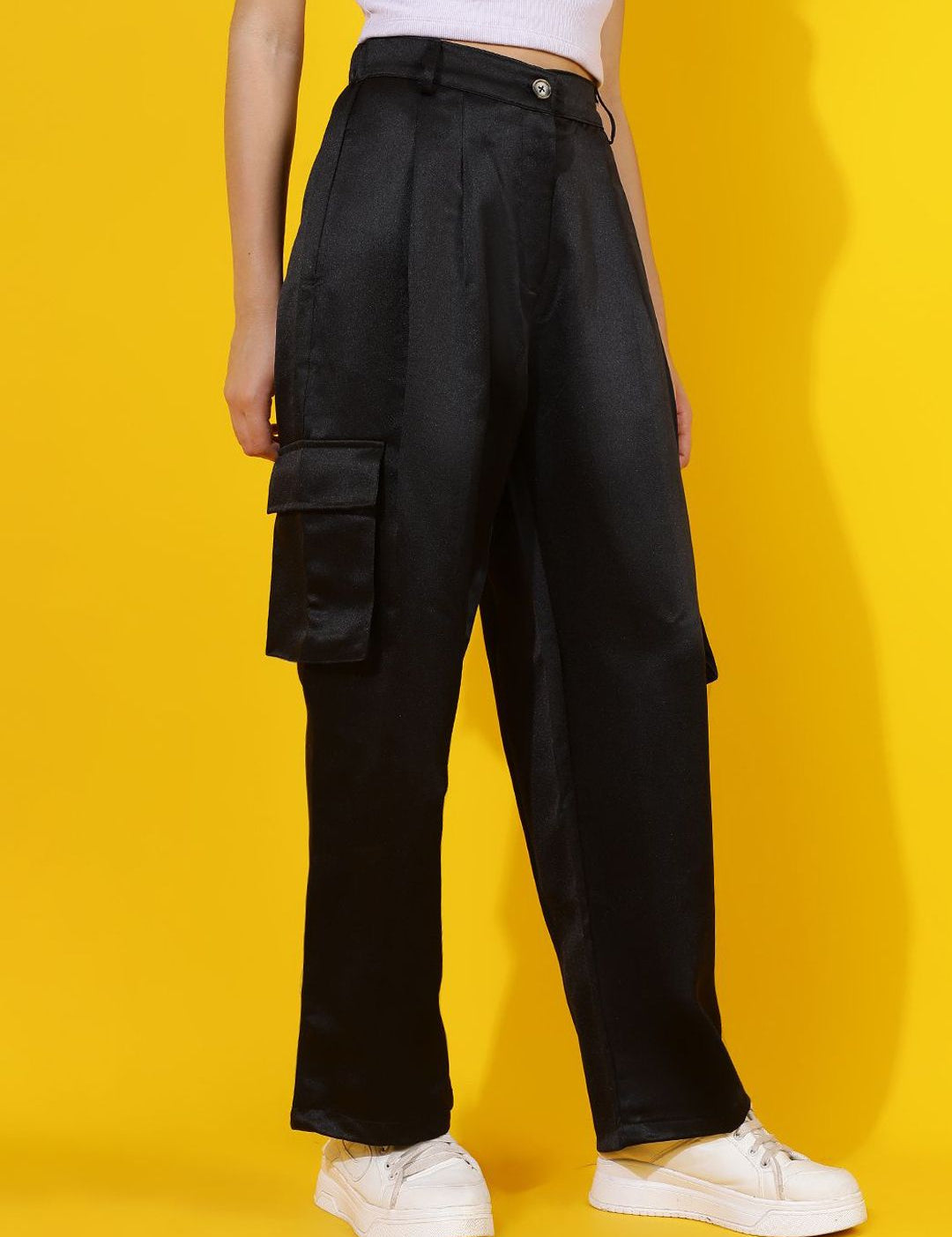 Kotty Women Relaxed Straight Leg Straight Fit High-Rise Easy Wash Pleated Cargos Trousers