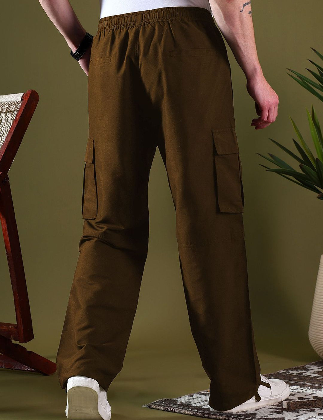 Kotty Men Relaxed Low-Rise Easy Wash Pleated Cargos Trousers