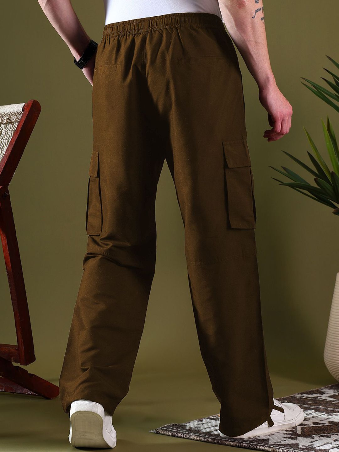 Kotty Men Relaxed Low-Rise Easy Wash Pleated Cargos Trousers