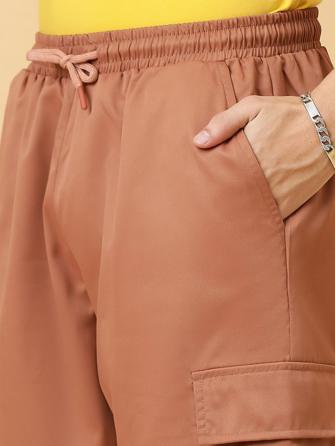 Kotty Men Low-Rise Cargo Shorts